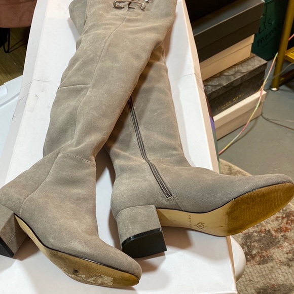 Captivate your onlookers with these sleek Katy Perry over-the-knee boots. Size 5 - Picture 4 of 5